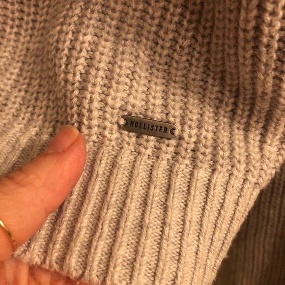 Hollister XS crew neck. Cropped. Pretty Soft grey color - Picture 4 of 11